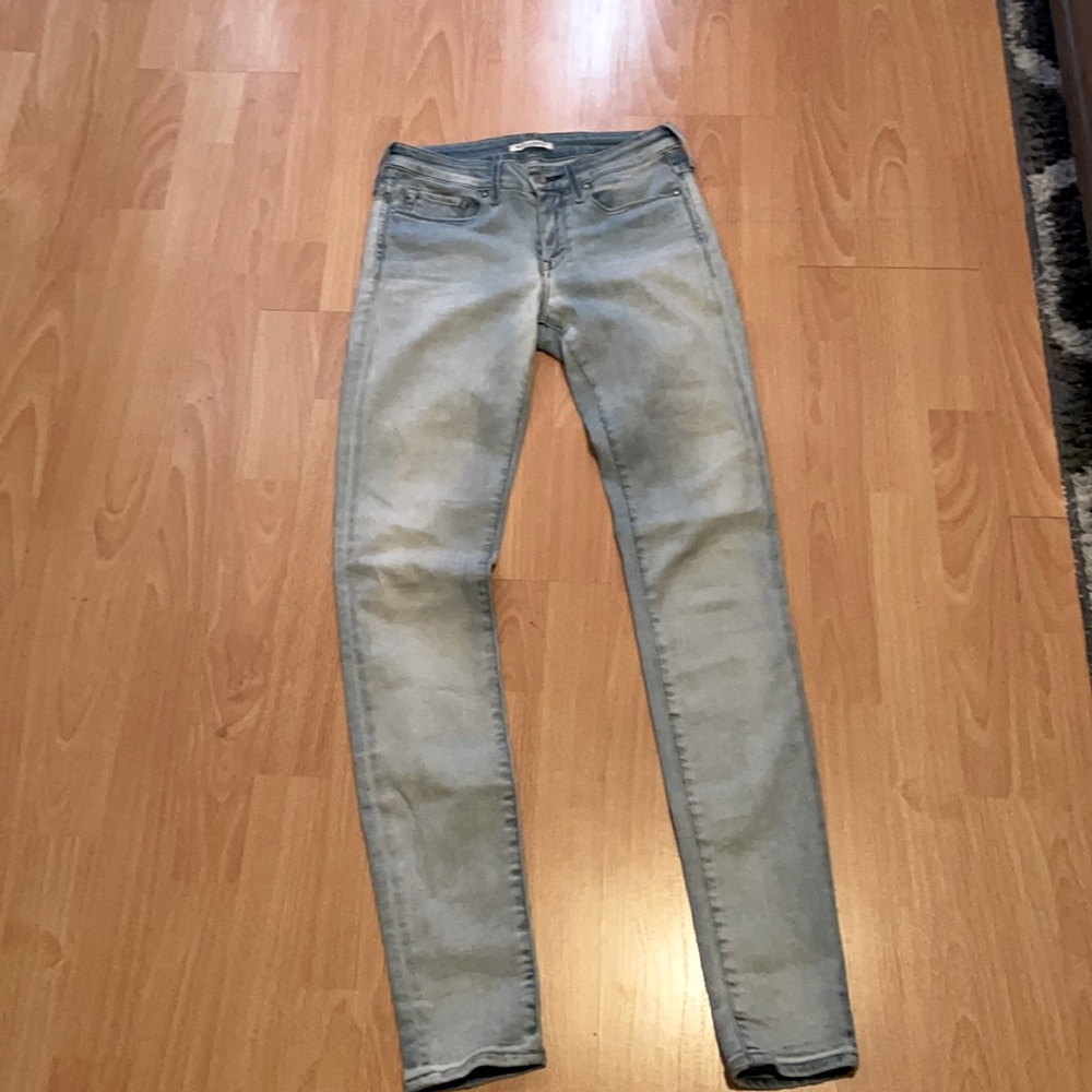 Women Levi’s pants. 🙂